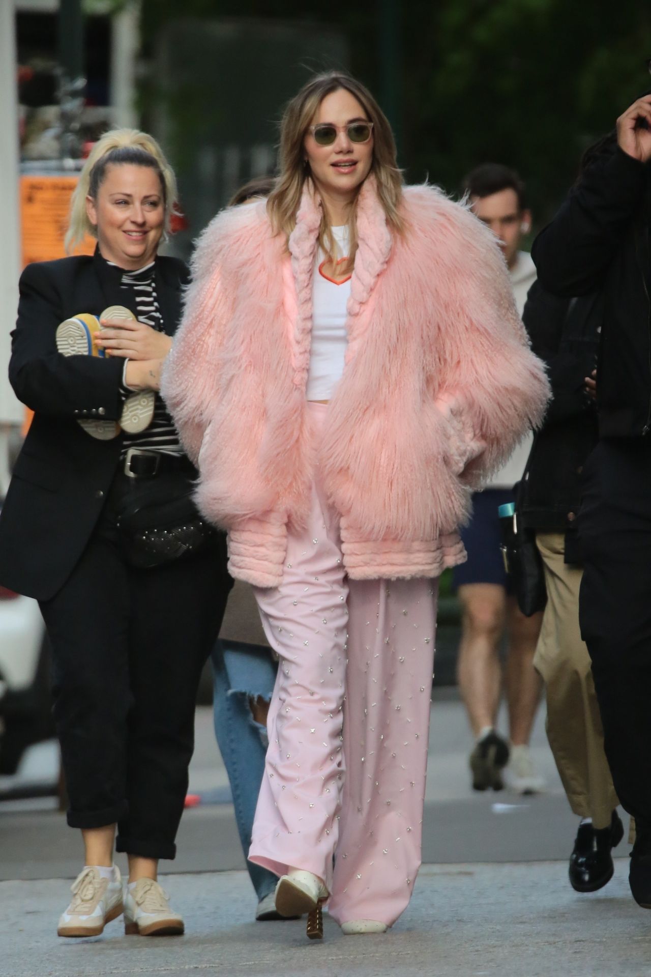 Suki Waterhouse Rocks Sonos Headphones and Pretty in Pink Attire on a Film Set14